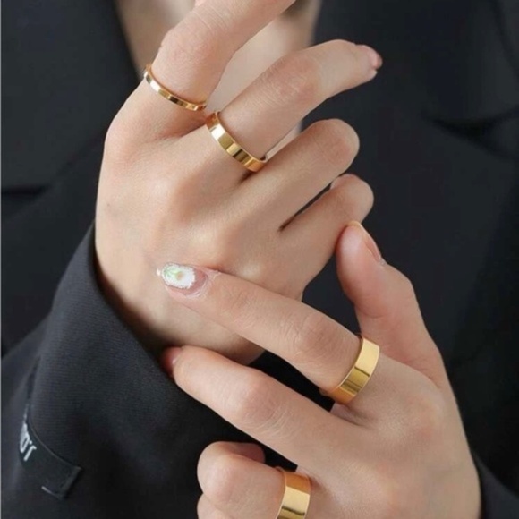 Gold Plated Stainless Steel 4pc Minmalistic Ring Set - Picture 2 of 3